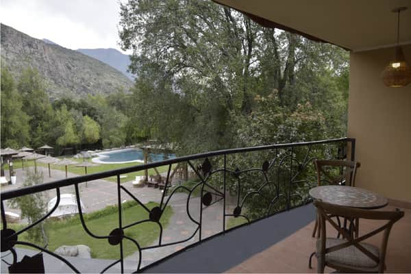 balcón con vista jardín